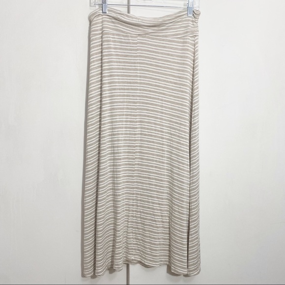 FEMME Tresics horizontal stripe maxi skirt. Soft waistband. Wide flare. M - Picture 5 of 8